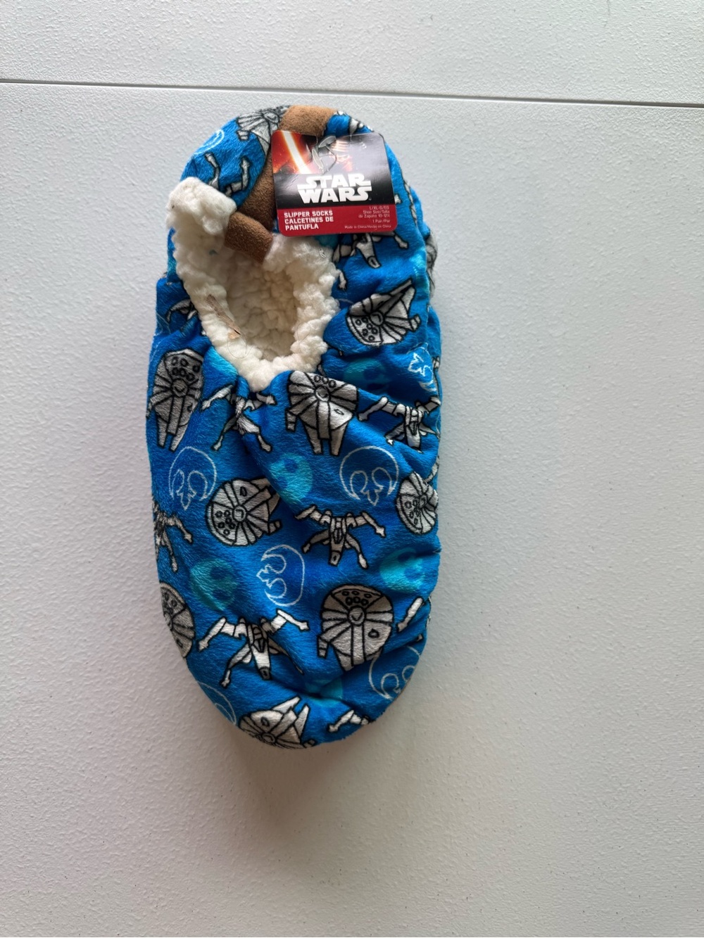 Star Wars men’sBright Blue Millennium Falcon Slip-On Footie size L/ XL